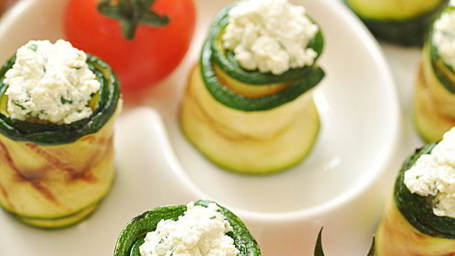 Рецепт Рулетики из цуккини с творогом