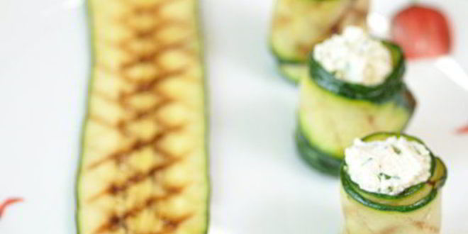 Рецепт рулетики из цуккини с творогом