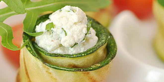 Рецепт рулетики из цуккини с творогом