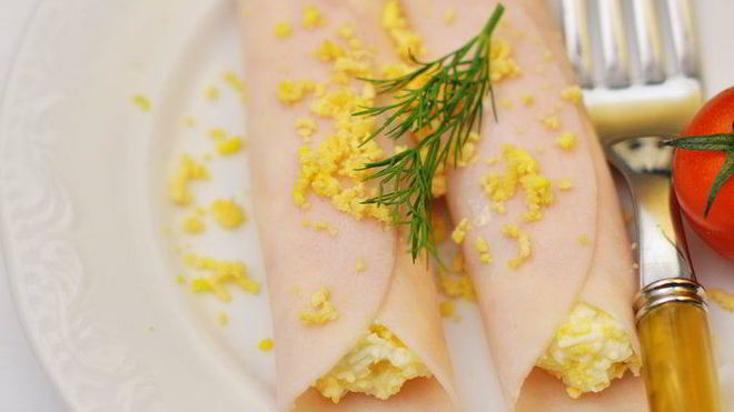 Рецепт Рулетики из ветчины с сыром и чесноком