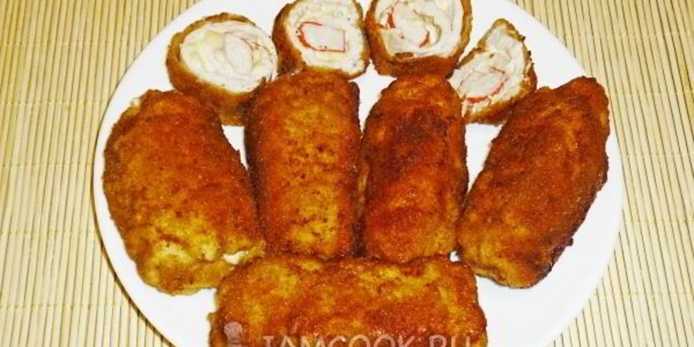 Как приготовить рулетики куриные с крабовыми палочками и сыром