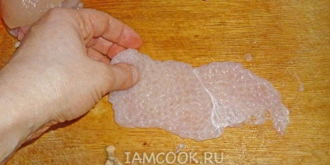 Рецепт рулетики куриные с крабовыми палочками и сыром