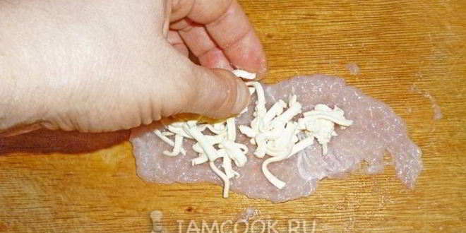 Рецепт рулетики куриные с крабовыми палочками и сыром