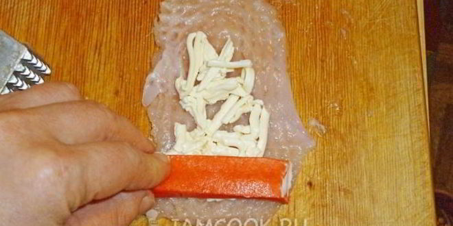 Рецепт рулетики куриные с крабовыми палочками и сыром