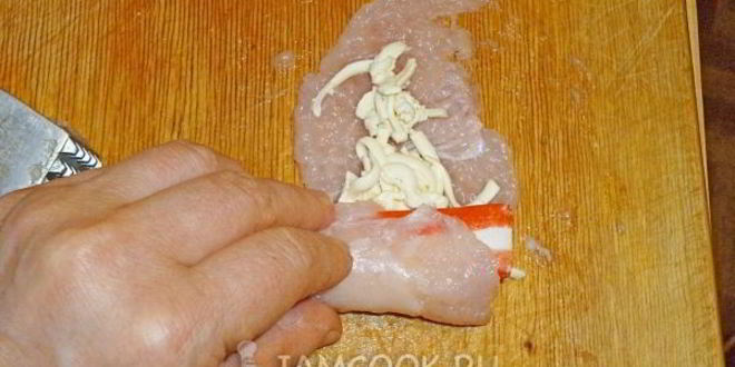 Рецепт рулетики куриные с крабовыми палочками и сыром