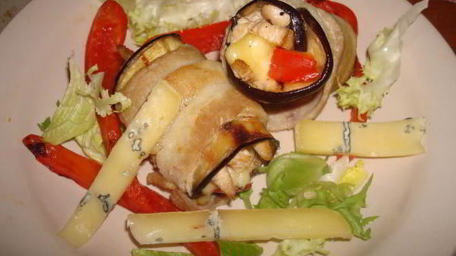 Рецепт Рулетики с индейкой и сыром с плесенью в беконе