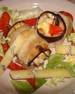 Рулетики с индейкой и сыром с плесенью в беконе