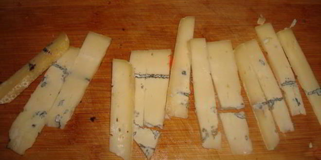 Рецепт рулетики с индейкой и сыром с плесенью в беконе