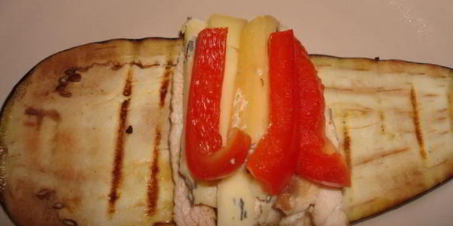 Рецепт рулетики с индейкой и сыром с плесенью в беконе