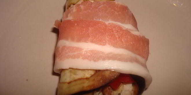 Рецепт рулетики с индейкой и сыром с плесенью в беконе