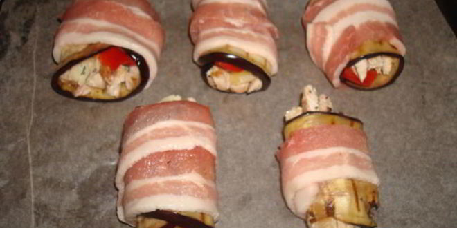 Рецепт рулетики с индейкой и сыром с плесенью в беконе