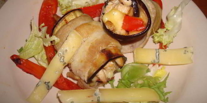 Рецепт рулетики с индейкой и сыром с плесенью в беконе