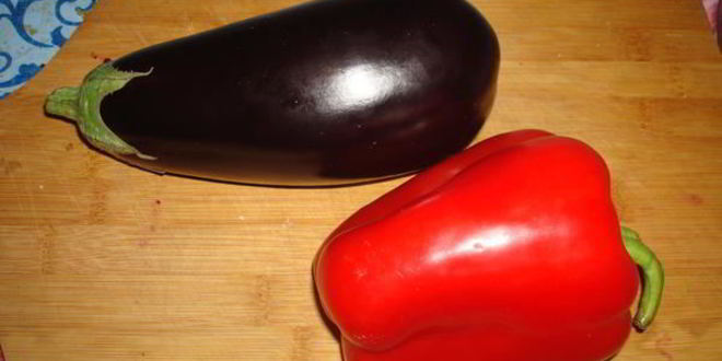 Рецепт рулетики с индейкой и сыром с плесенью в беконе