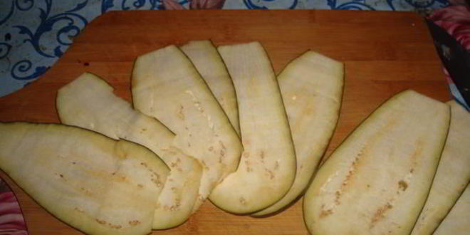 Рецепт рулетики с индейкой и сыром с плесенью в беконе