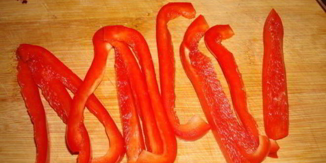 Рецепт рулетики с индейкой и сыром с плесенью в беконе