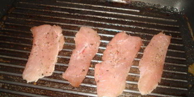 Рецепт рулетики с индейкой и сыром с плесенью в беконе