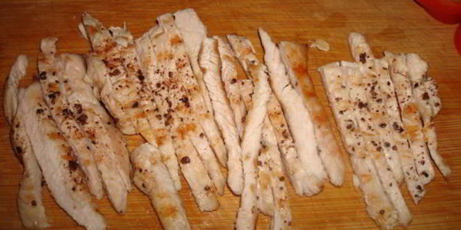 Рецепт рулетики с индейкой и сыром с плесенью в беконе