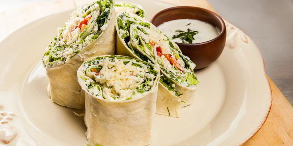 Рецепт рулетики из блинов с ванильным соусом