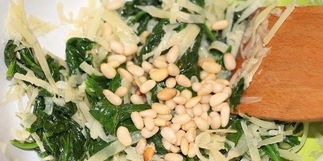 Рецепт рыбный рулет со шпинатом, сыром джюгас и кедровыми орешками