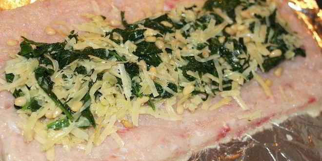 Рецепт рыбный рулет со шпинатом, сыром джюгас и кедровыми орешками