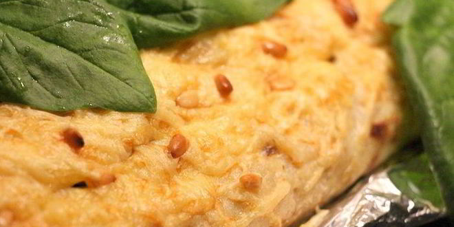 Рецепт рыбный рулет со шпинатом, сыром джюгас и кедровыми орешками