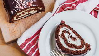 Рецепт Шоколадный рулет со взбитыми сливками