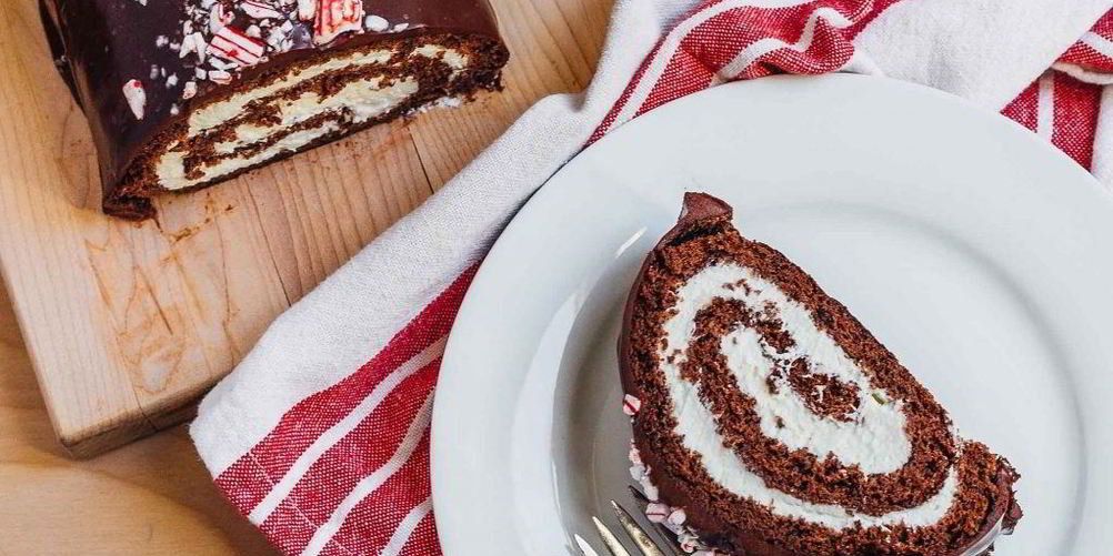 Как приготовить шоколадный рулет со взбитыми сливками