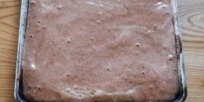 Рецепт шоколадного рулета со взбитыми сливками