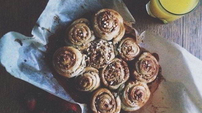 Рецепт Слоеные рулетики с орехами в меде