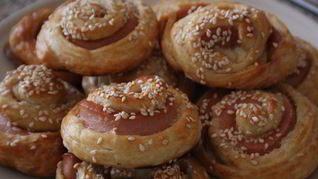 Рецепт Слоеные рулетики с сосисками