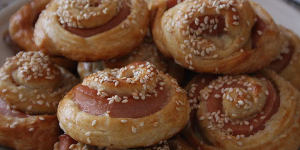 Как приготовить слоеные рулетики с сосисками