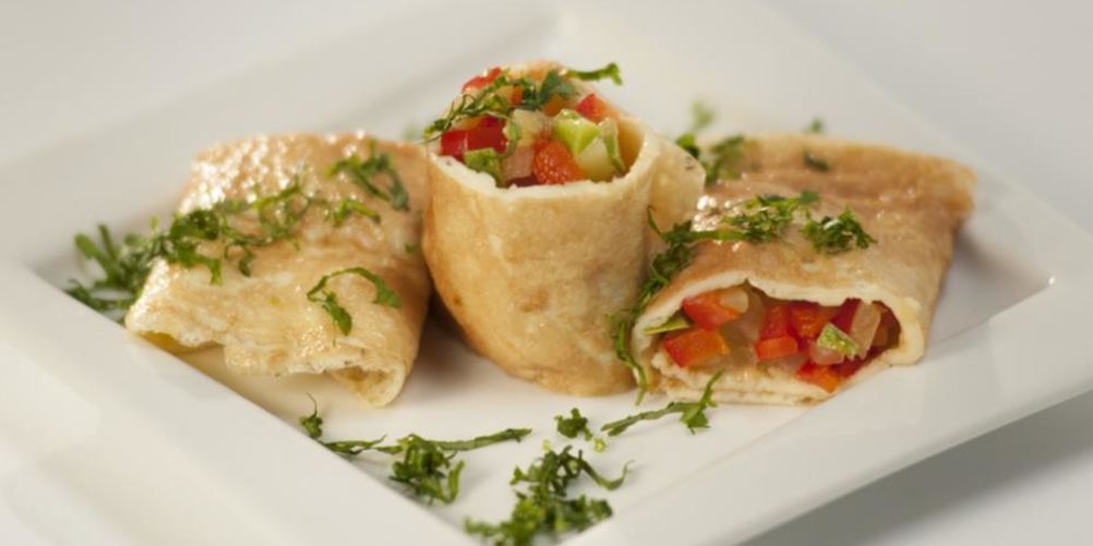 Как приготовить яичный рулет с овощами