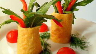 Рецепт Яичные рулетики с руколой и паприкой