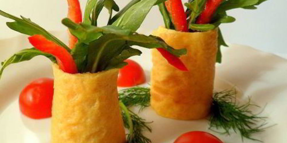 Как приготовить яичные рулетики с руколой и паприкой