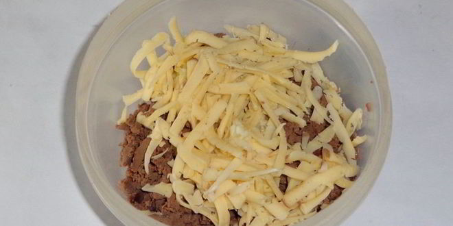 Рецепт закусочный рулет с утиной печенью и сыром