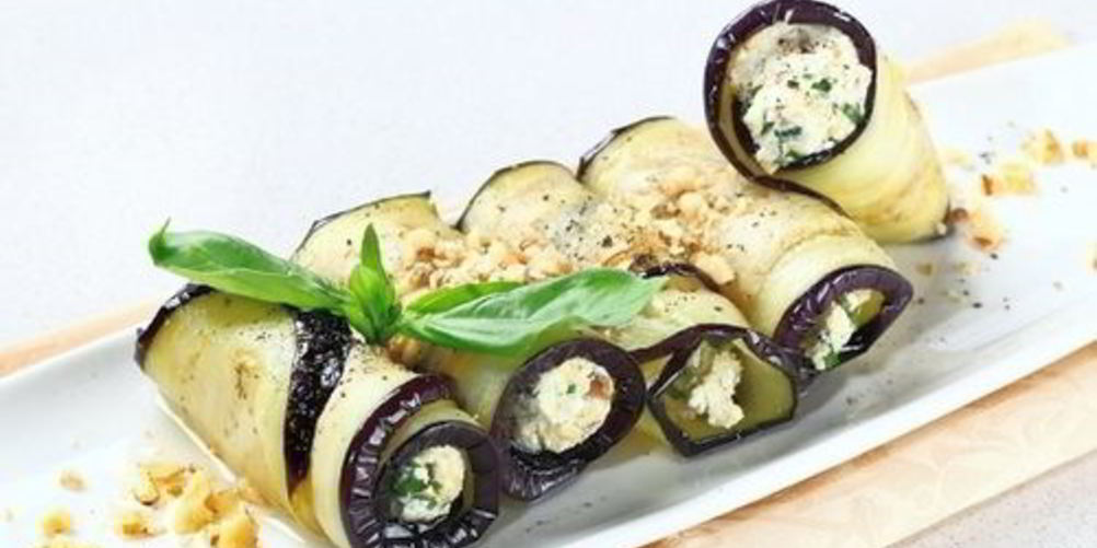 Рецепт рулетики из баклажана с овощной начинкой
