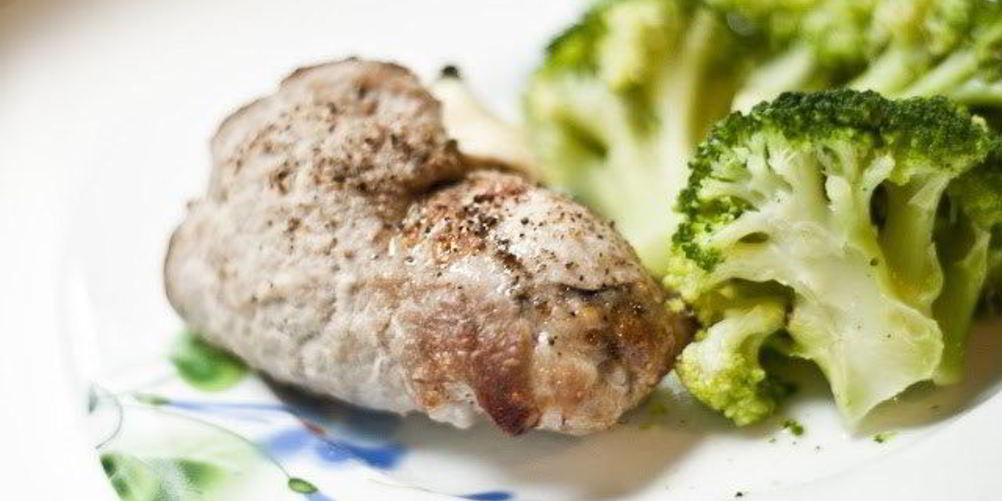 Как приготовить свиные рулеты с сыром и маринованными огурцами