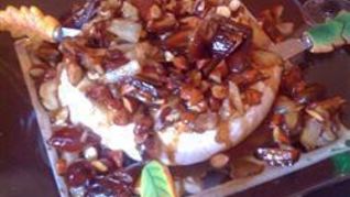 Рецепт Сыр бри с луком, грибами и финиками