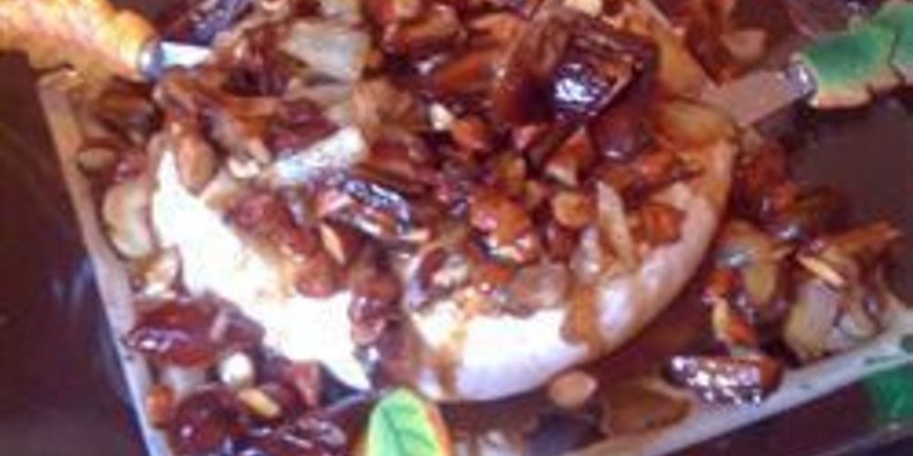 Как приготовить сыр бри с луком, грибами и финиками