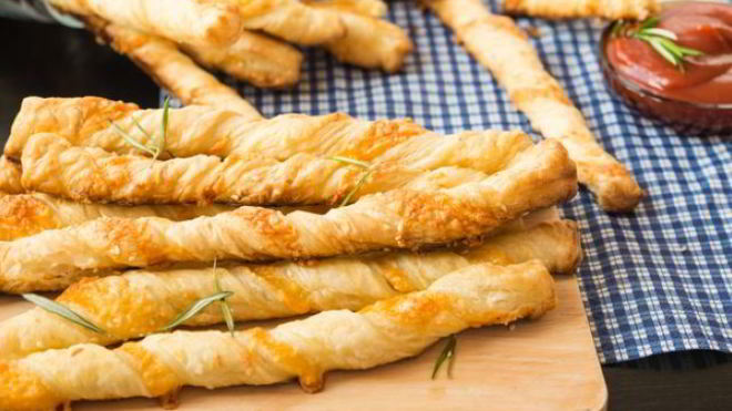 Рецепт Сырные палочки из слоеного теста