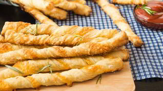 Рецепт Сырные палочки из слоеного теста