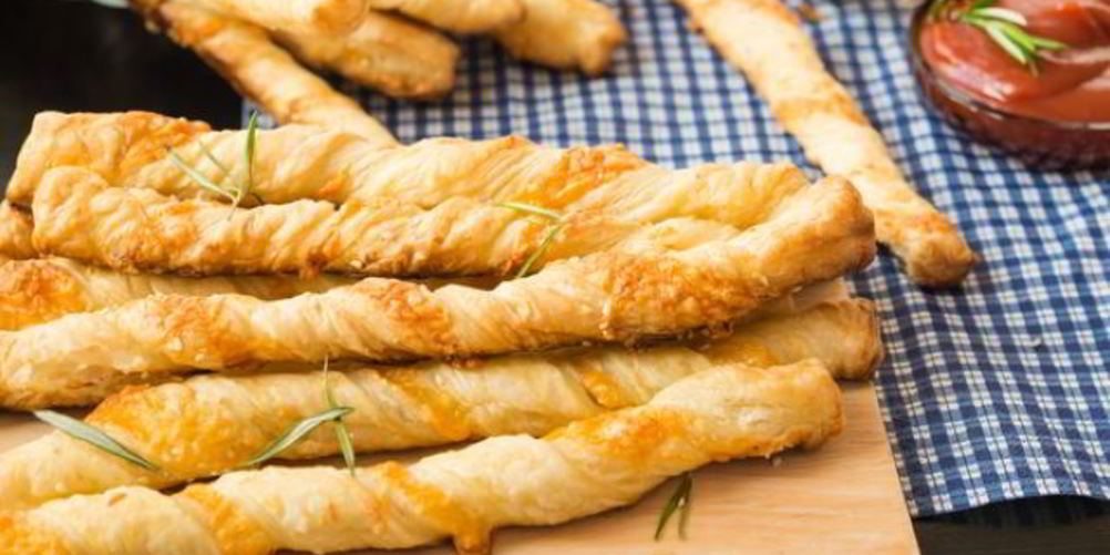 Как приготовить сырные палочки из слоеного теста
