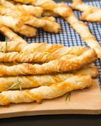 Сырные палочки из слоеного теста