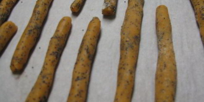 Рецепт сырные палочки с маком и паприкой