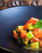 Тайское севиче из лосося с папайей и авокадо