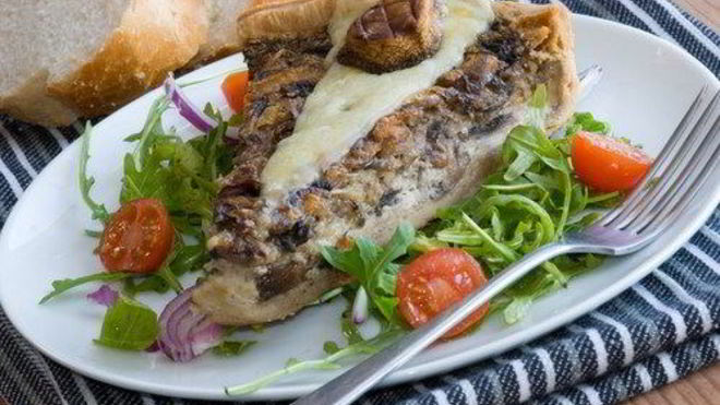 Рецепт Грибной тарт с травами и грюйером