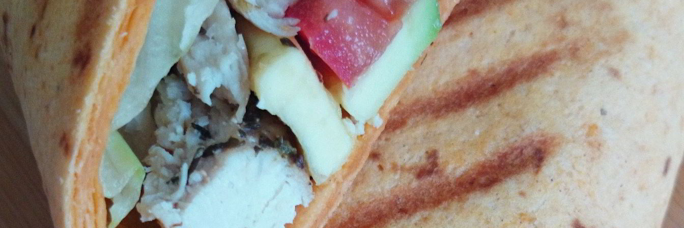 Рецепт Тортилья с курицей, помидорами и авокадо на гриле