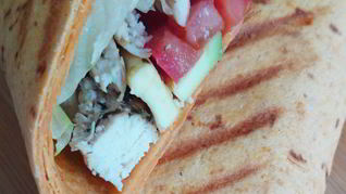 Рецепт Тортилья с курицей, помидорами и авокадо на гриле