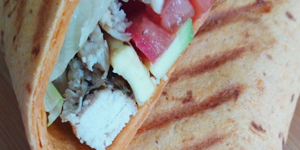 Как приготовить тортилья с курицей, помидорами и авокадо на гриле