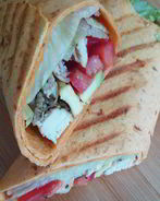 Тортилья с курицей, помидорами и авокадо на гриле